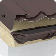 Фрагмент кровли с водосточной системой