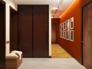 Интерьер коридора с ярким акцентом